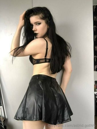 astrid.gothly Nude Leaks OnlyFans Photo 2