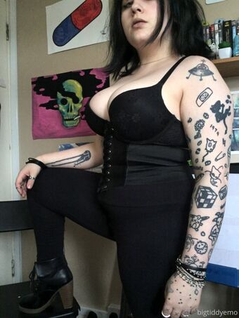 bigtiddyemo Nude Leaks OnlyFans Photo 7