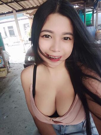 bustyzoe