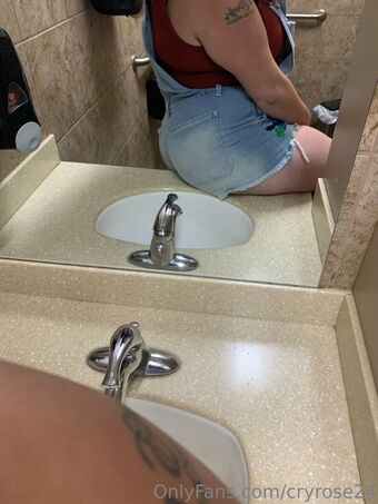 cryrose24 Nude Leaks OnlyFans Photo 3
