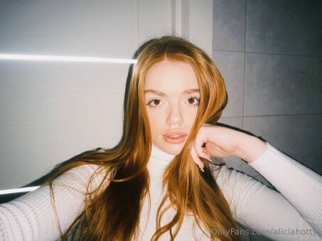 emiliacutiee and aliciahotty (redehaded twins)