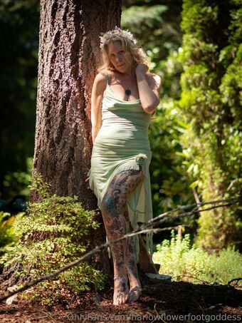 harlowflowerfootgoddess