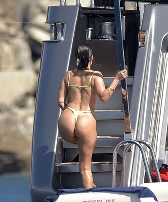 Kourtney Kardashian Nude Leaks OnlyFans Photo 131