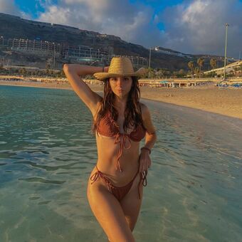 Laura Llobet Nude Leaks OnlyFans Photo 9