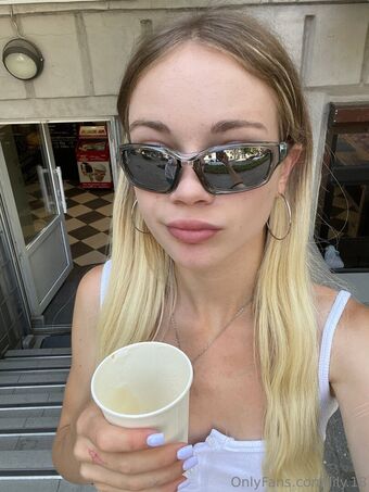lily.18 Nude Leaks OnlyFans Photo 24