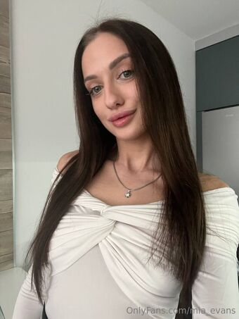 mia_evans