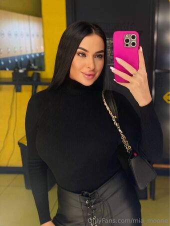 mia_moone
