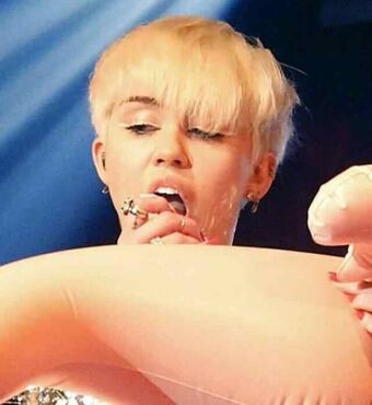 Miley Cyrus Nude Leaks OnlyFans Photo 221