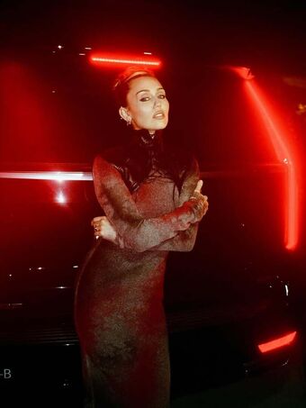 Miley Cyrus Nude Leaks OnlyFans Photo 1265