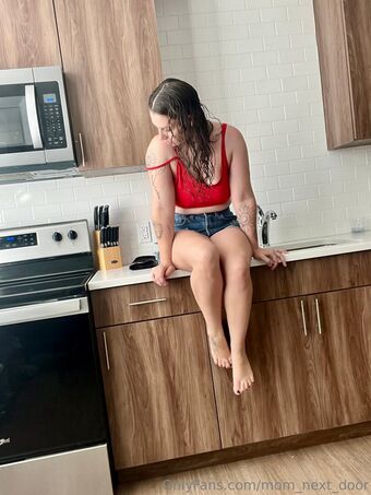 mom_next_door
