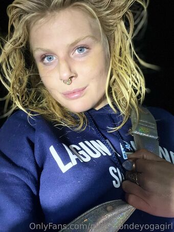 nudeblondeyogagirl