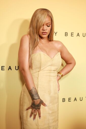 Rihanna Nude Leaks OnlyFans Photo 247