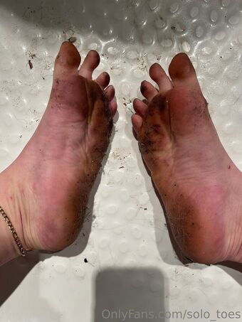 solo_toes
