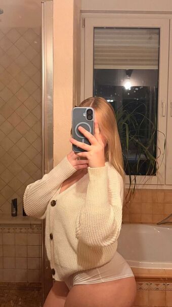 sophie.mzt Nude Leaks OnlyFans Photo 57