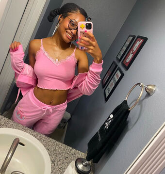 Strawbearykiller / lilpinkbearypup / Jaela-kai