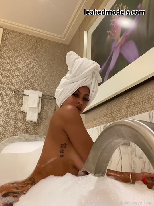 alexisskyyofficial nude leaks leakedmodels.com 002 - Alexisskyyofficial Naked (18 Photos + 1 Video)