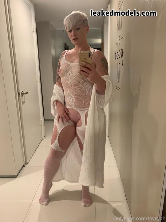 Toveyah Naked (18 Photos + 1 Video)