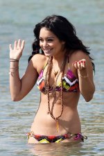 vanessa_hudgens_red_mexican_bikini_03.jpg