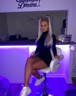 Screenshot 2021-12-10 at 14-03-32 courtney ( courtneydoylex) is on Instagram.jpg