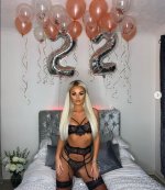 Screenshot 2021-12-10 at 14-04-44 courtney ( courtneydoylex) is on Instagram.jpg