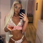 Screenshot 2021-12-10 at 14-09-10 courtney ( courtneydoylex) is on Instagram.jpg